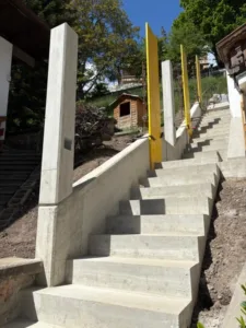 Gartenstiege mit Säulen aus Beton