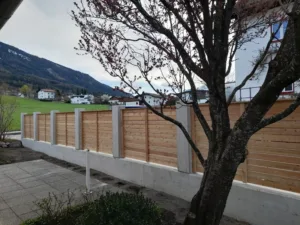 Gartenmauer und Säulen aus Beton